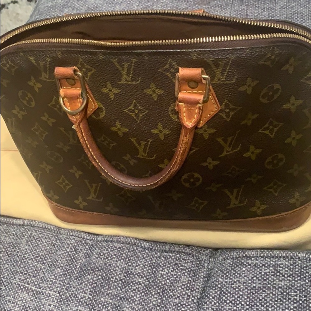 Louis Vuitton Alma Hand Bag!